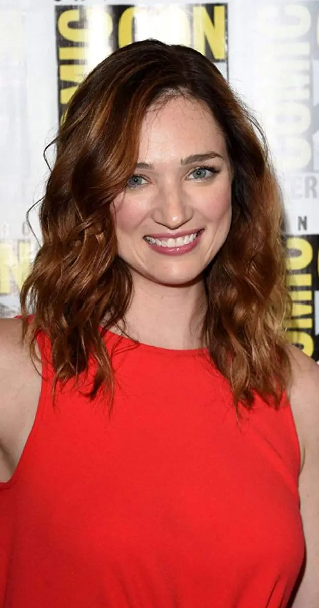 How tall is Kristen Connolly?